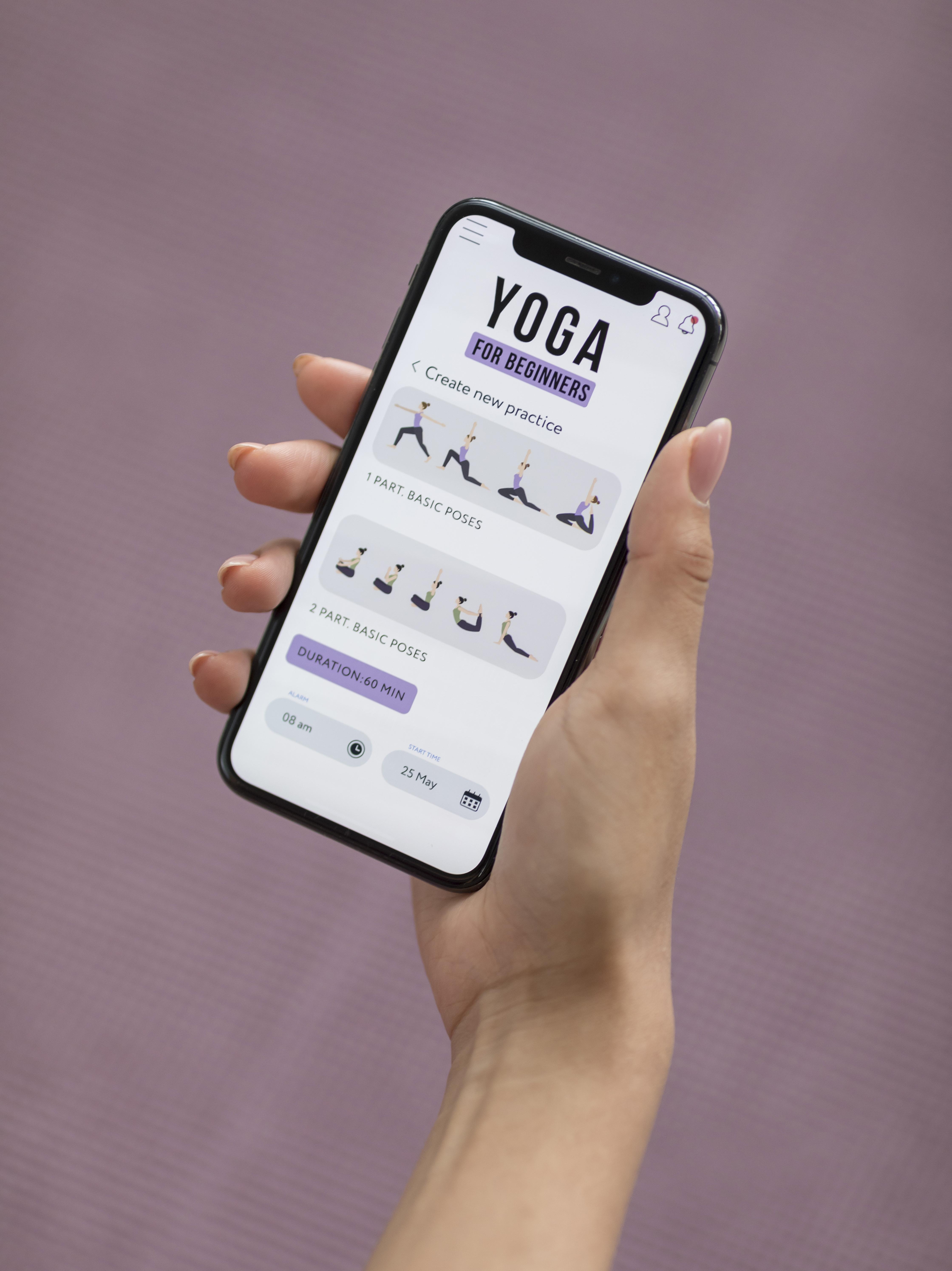 femme-de-remise-en-forme-faire-du-yoga-avec-une-application-mobile